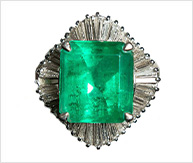 Pt エメラルド9ct テーパーダイヤモンド取巻リング